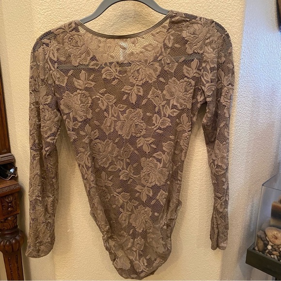 VICTORIA’S SECRET Women Light Olive Floral Long Sleeve Lace Bodysuit Size Small - Picture 4 of 8